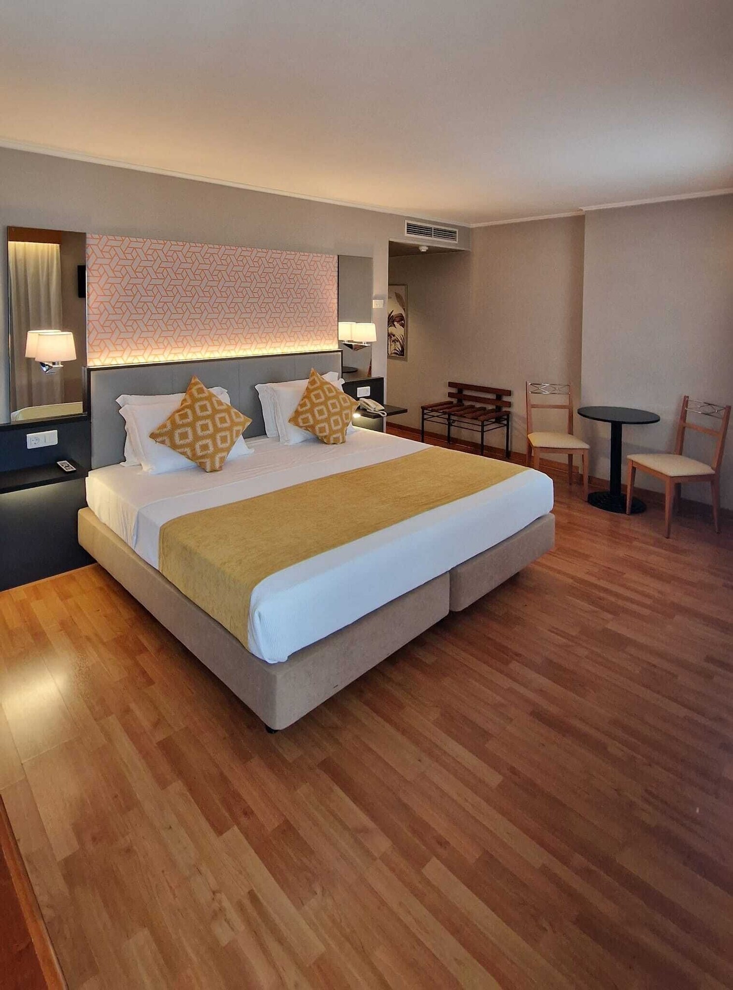 Superior Double Room | Minibar, in-room safe, desk, blackout drapes