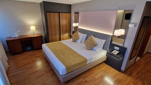 Superior tweepersoonskamer | Een minibar, een kluis op de kamer, een bureau, verduisterende gordijnen