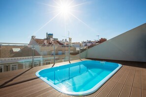 Una piscina al aire libre de temporada