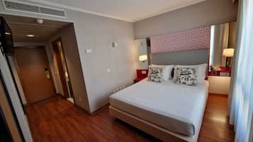 Minibar, caja de seguridad en la habitación y escritorio