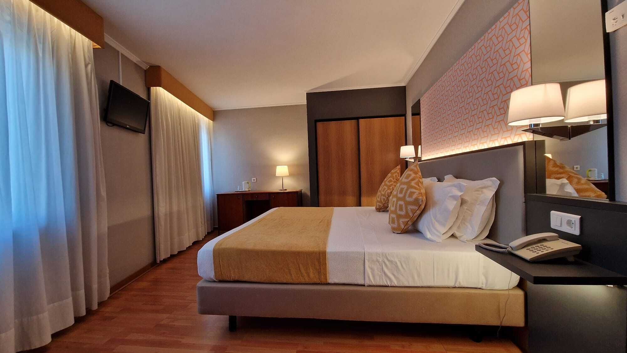 Frigobar, cofres nos quartos, escrivaninha, cortinas blackout
