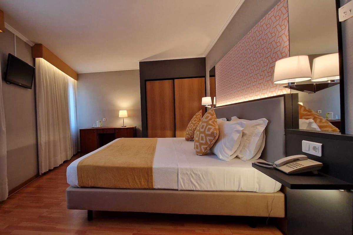 Frigobar, cofres nos quartos, escrivaninha, cortinas blackout