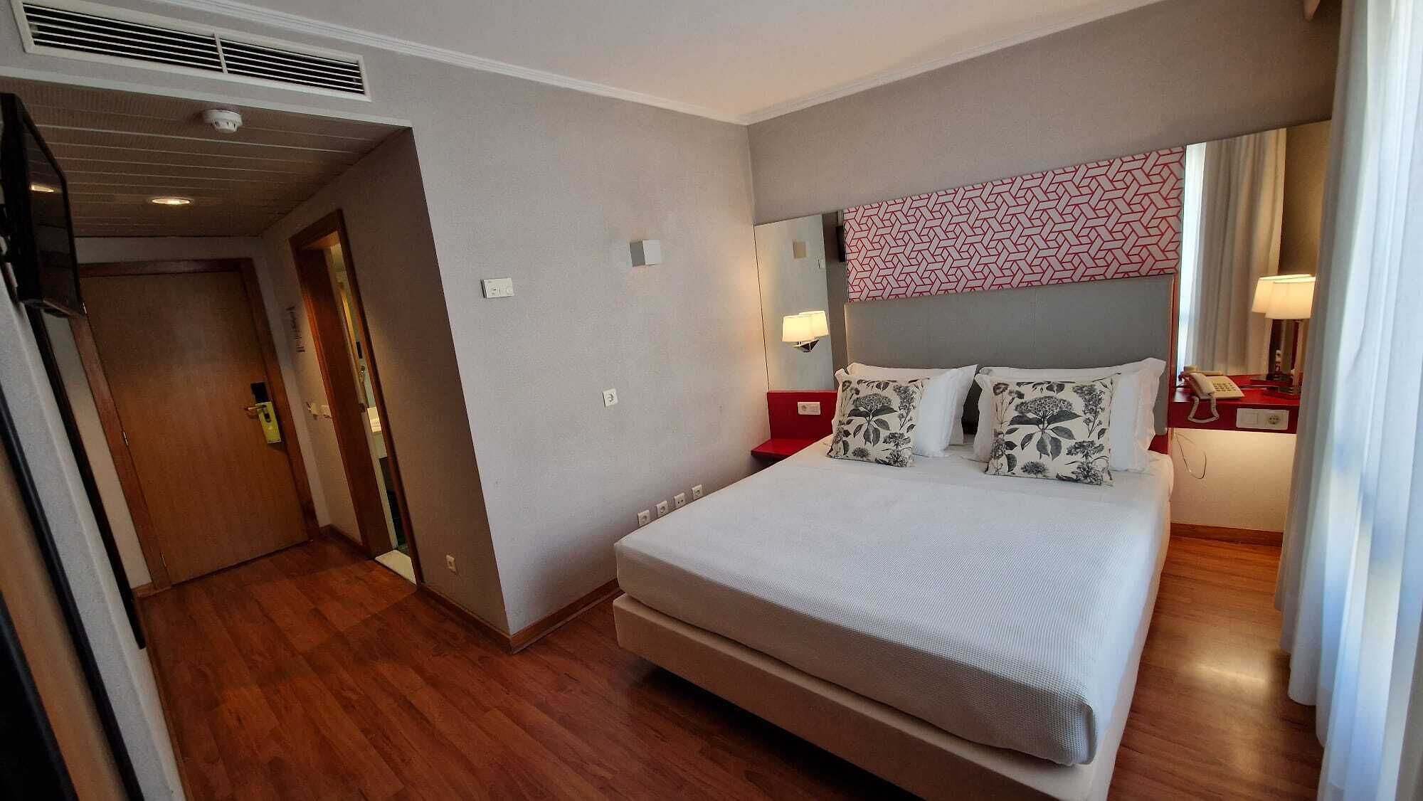 Frigobar, cofres nos quartos, escrivaninha, cortinas blackout
