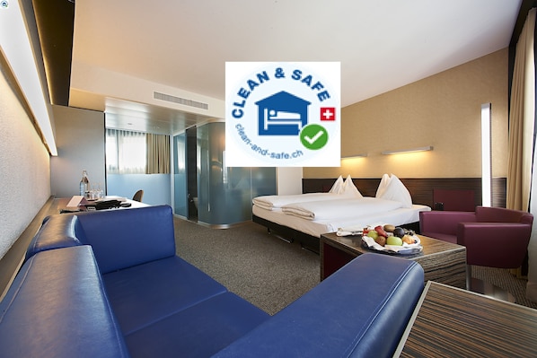 Junior Suite | Hypo-allergenic bedding, minibar, in-room safe, desk