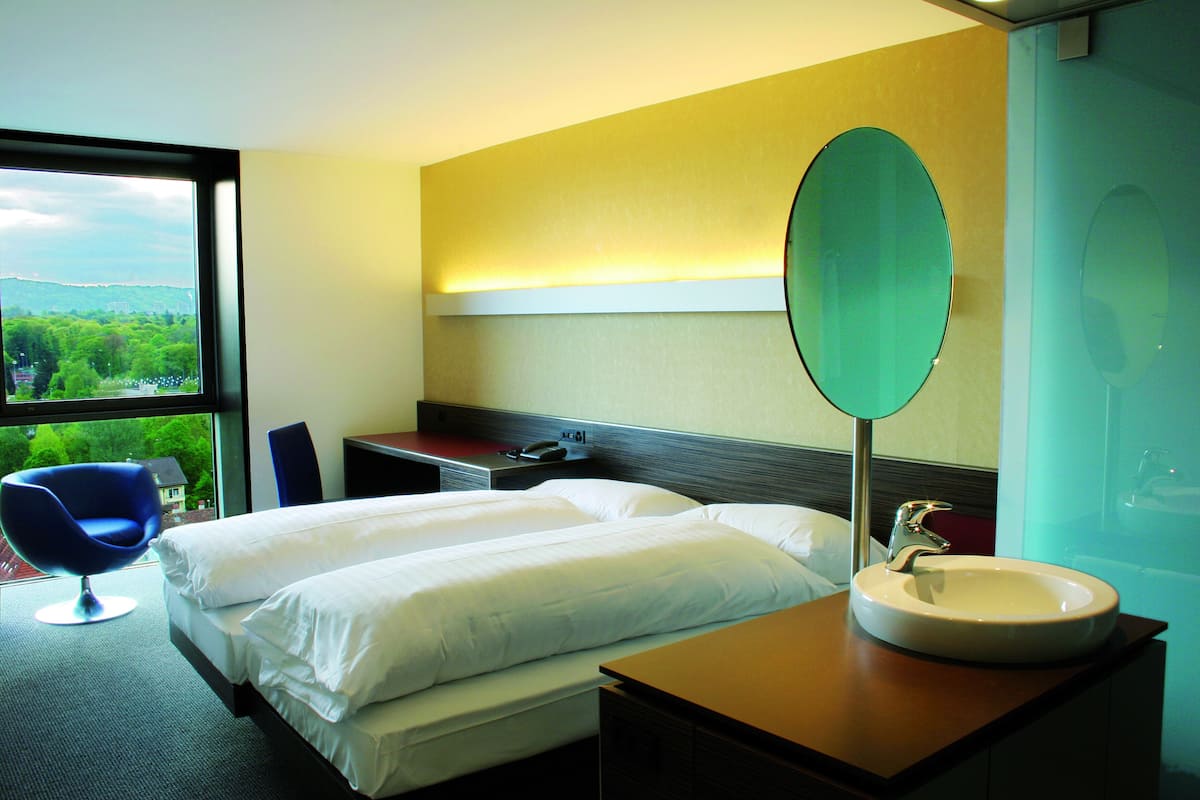 Hypo-allergenic bedding, minibar, in-room safe, desk