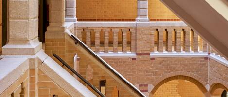 Une structure en briques à plusieurs niveaux, dotée d’un escalier et de rampes.