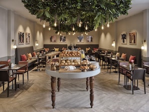 Se ofrece un desayuno bufé (22.50 EUR por persona)