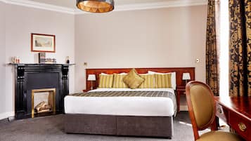 Quarto casal | Cofres nos quartos, escrivaninha, cortinas blackout
