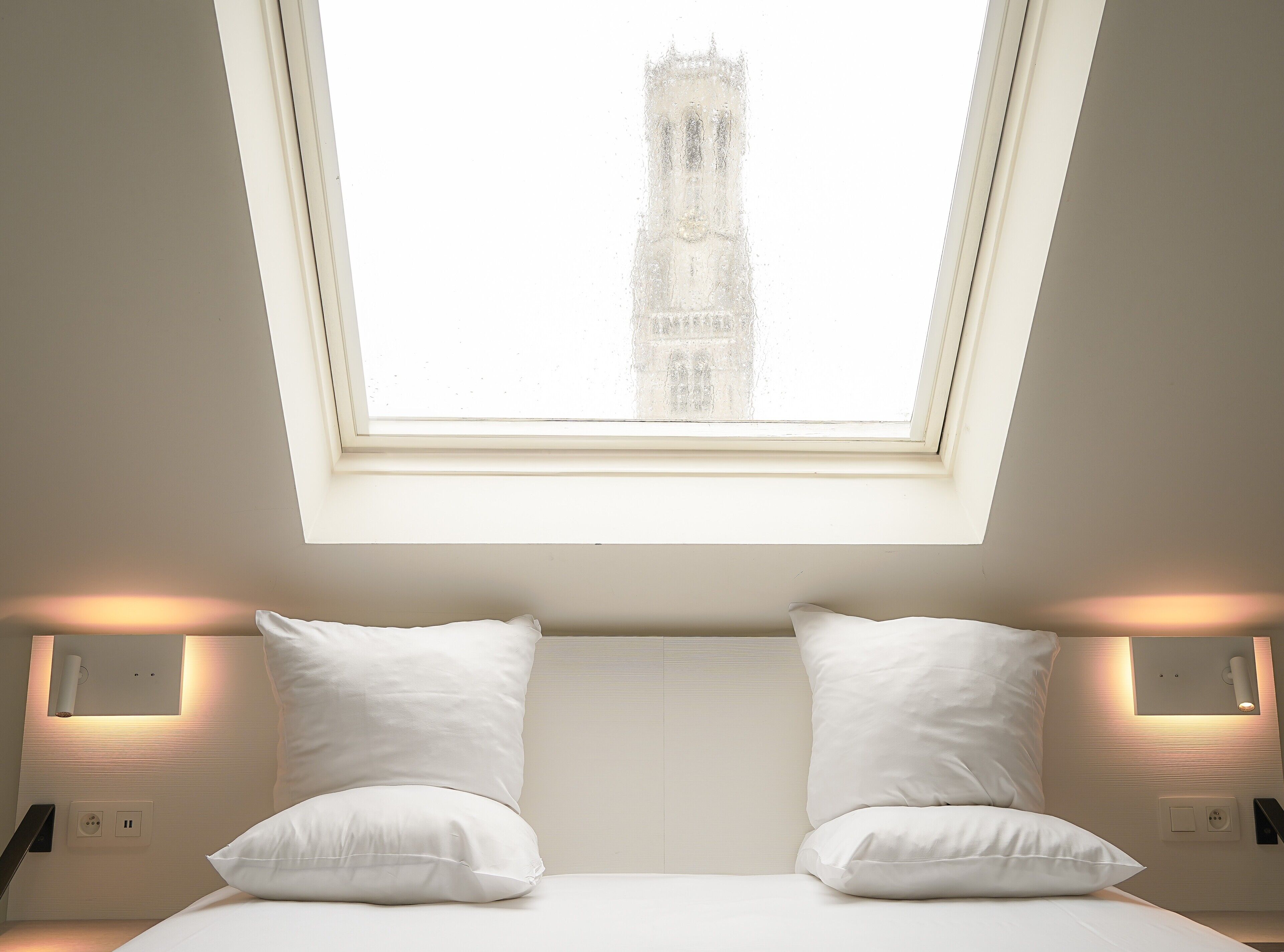 Charming Triple Room with Bath | Brankas, meja kerja, setrika/meja setrika, dan Wi-Fi gratis