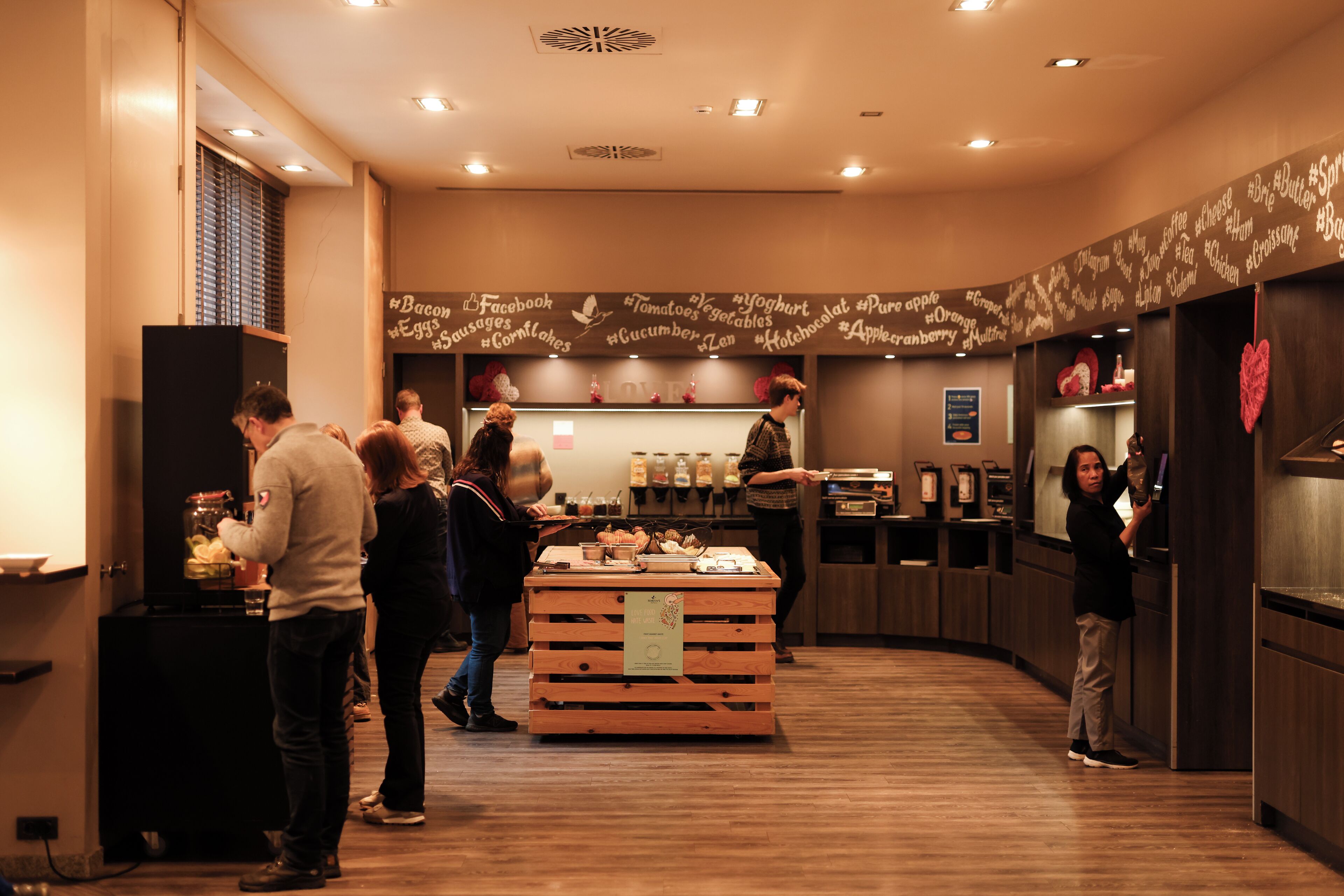 Continentaal ontbijt op werkdagen (EUR 20 per persoon)