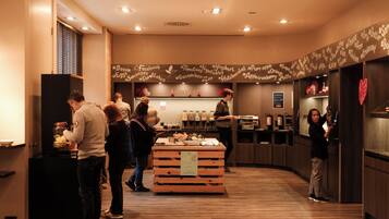 Continentaal ontbijt op werkdagen (EUR 20 per persoon)