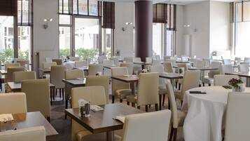 Continentaal ontbijt op werkdagen (EUR 20 per persoon)