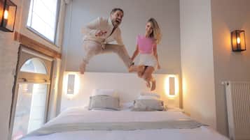 Een kluis op de kamer, een bureau, een strijkplank/strijkijzer