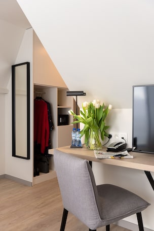 Family Quadruple Room | In-room safe, desk, iron/ironing board, free WiFi. Martin's Brugge
