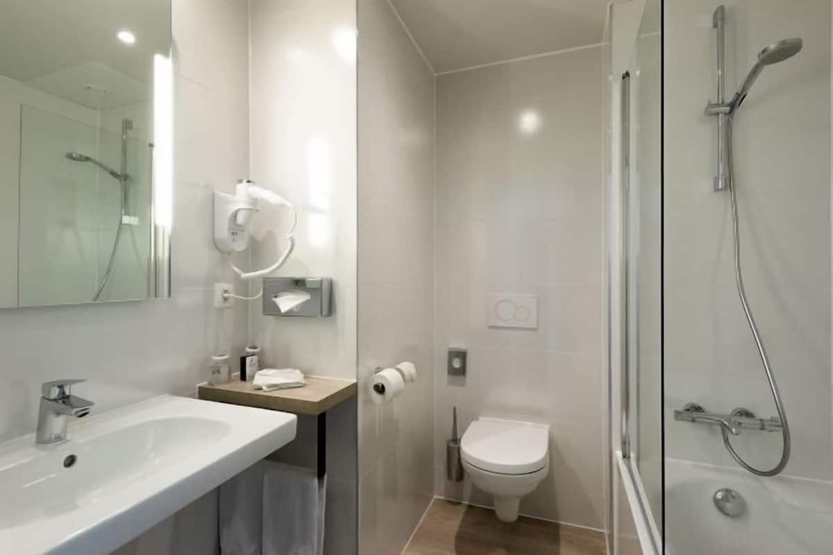 Artículos de tocador ecológicos, secador de pelo, toallas, jabón