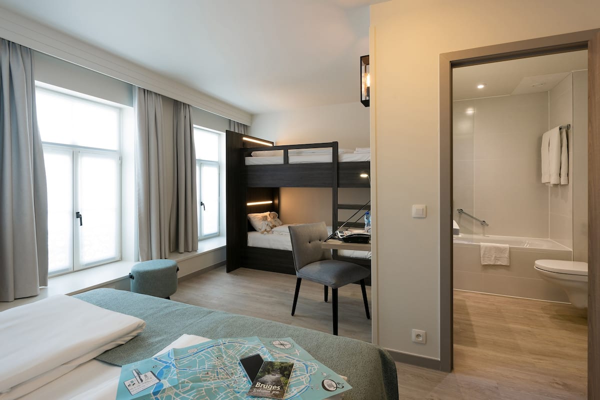 Cofres nos quartos, escrivaninha, ferros/tábuas de passar roupa