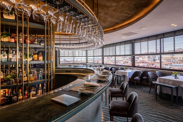 Déjeuner et dîner servis sur place, spécialités Cuisine locale