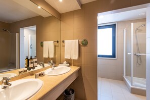 Junior-Doppel- oder -Zweibettzimmer | Badezimmer | Badewanne, kostenlose Toilettenartikel, Haartrockner, Bidet