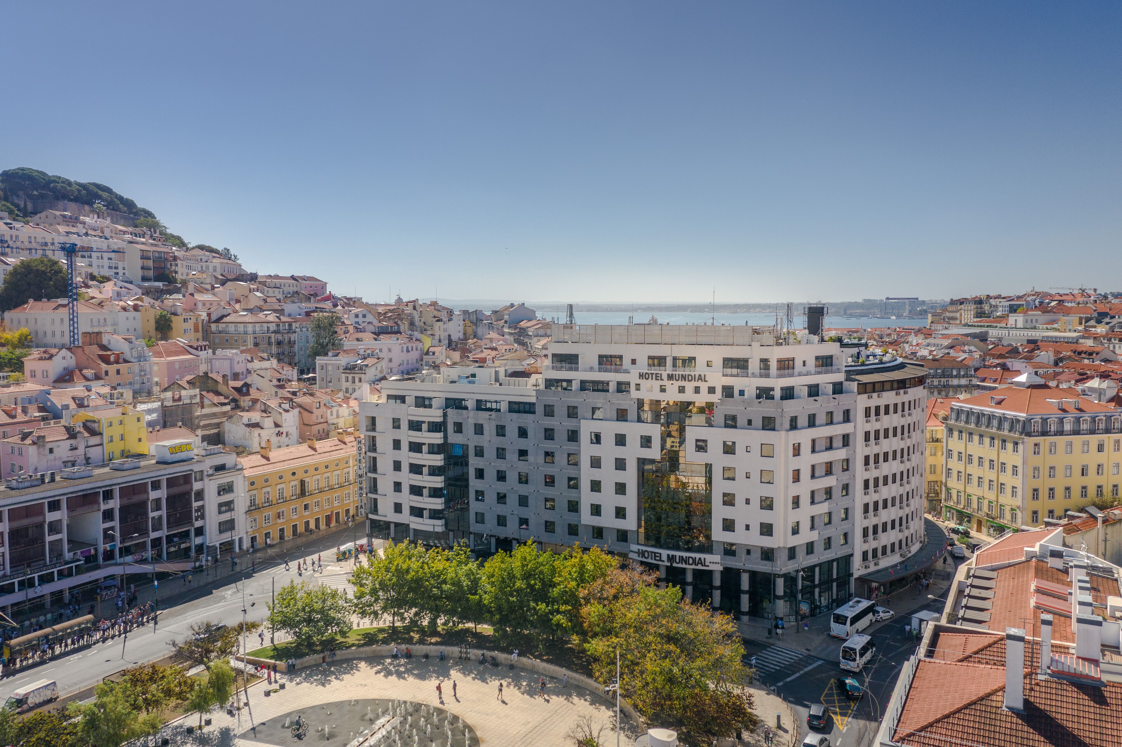 Un hotel de diseño moderno situado en una ciudad vibrante, con vistas al mar.