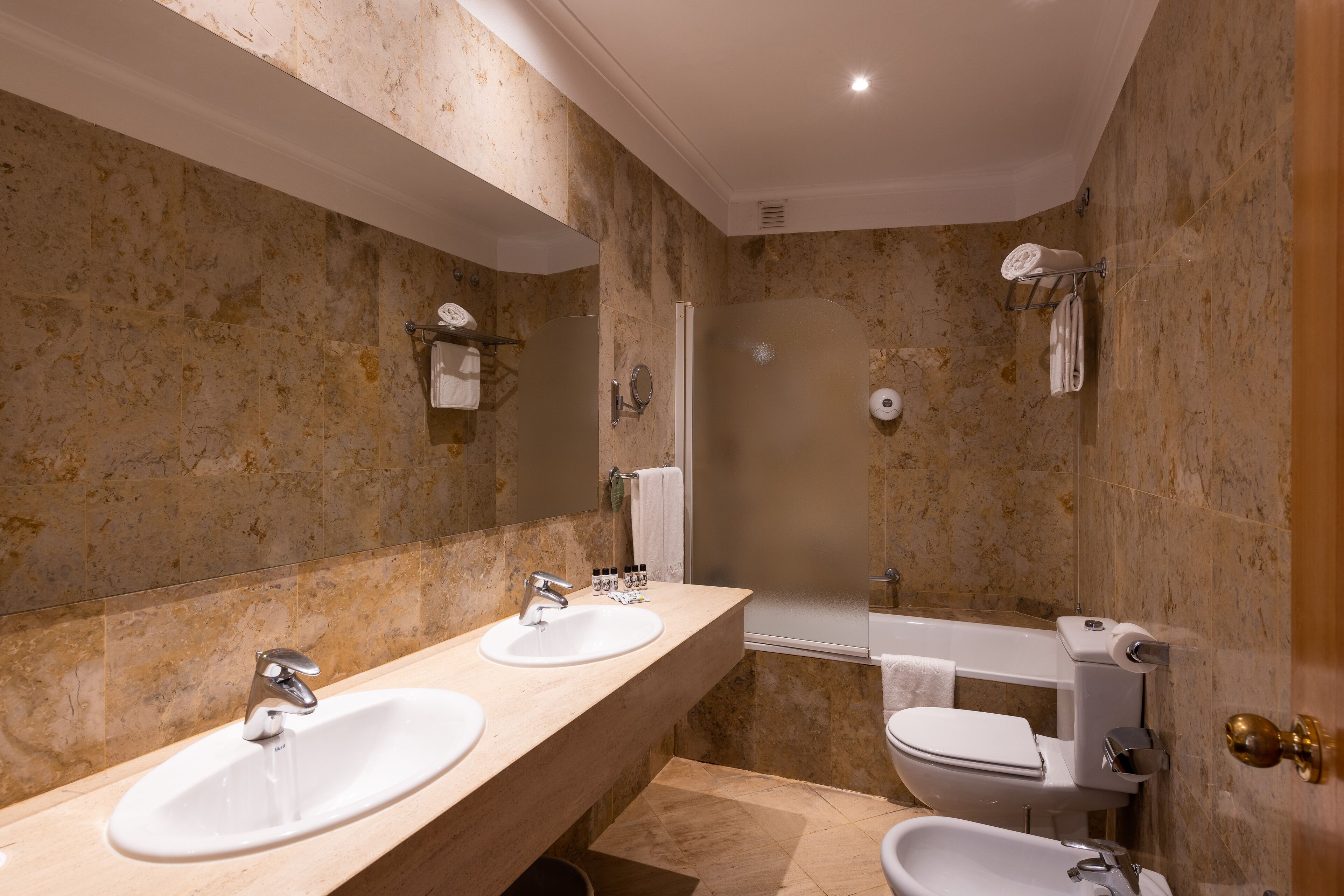 triple room | bathroom | free toiletries, hair dryer, bidet, towels