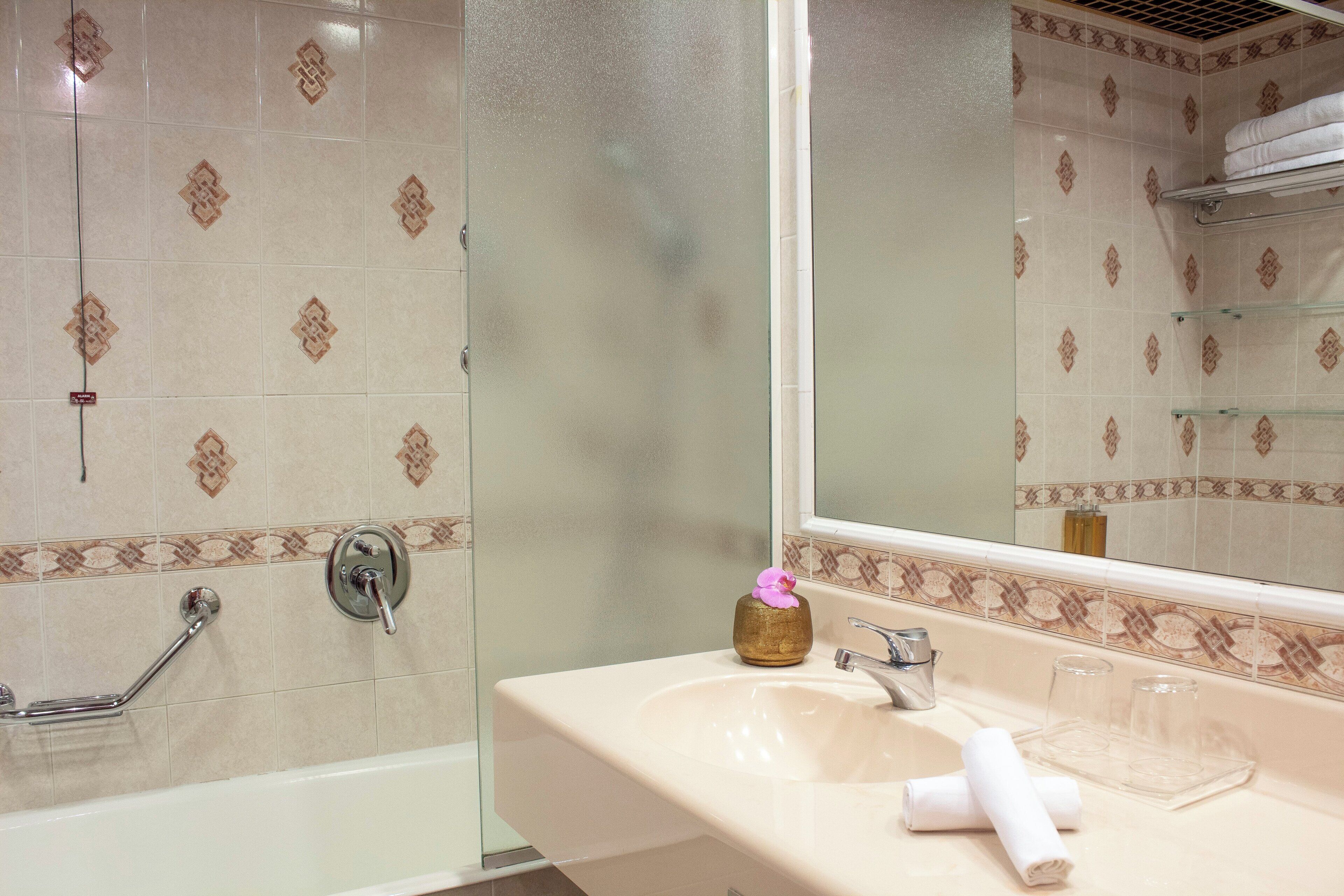 superior room | bathroom | combined shower/bathtub, free toiletries, hair dryer, bidet