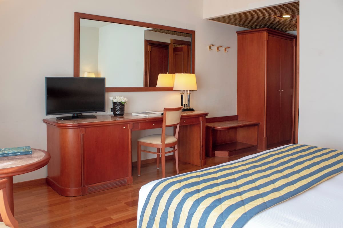 In-room safe, desk, blackout drapes, soundproofing