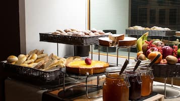 Tägliches Frühstücksbuffet (12.50 EUR pro Person)