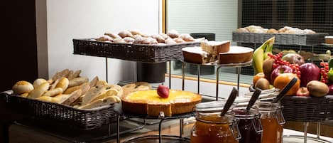 Frukostbuffé varje dag (EUR 12.50 per person)