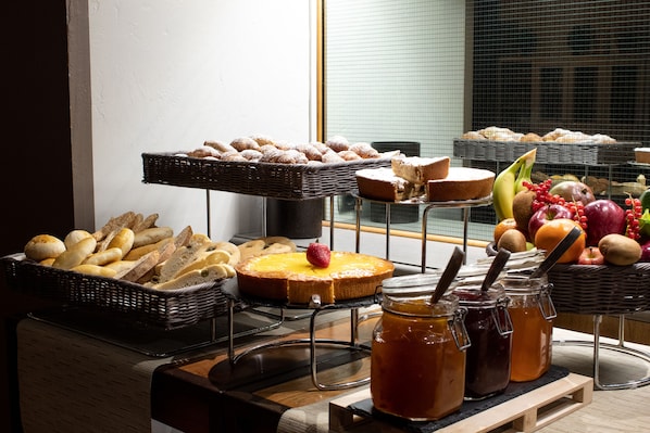 Päivittäinen buffetaamiainen (12.50 EUR per henkilö)
