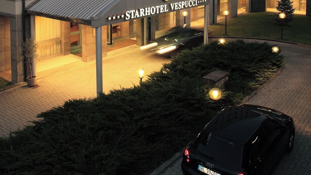 A hotel with a modern facade, a covered entrance, and a visible restaurant. - Starhotels Vespucci (Campi Bisenzio)