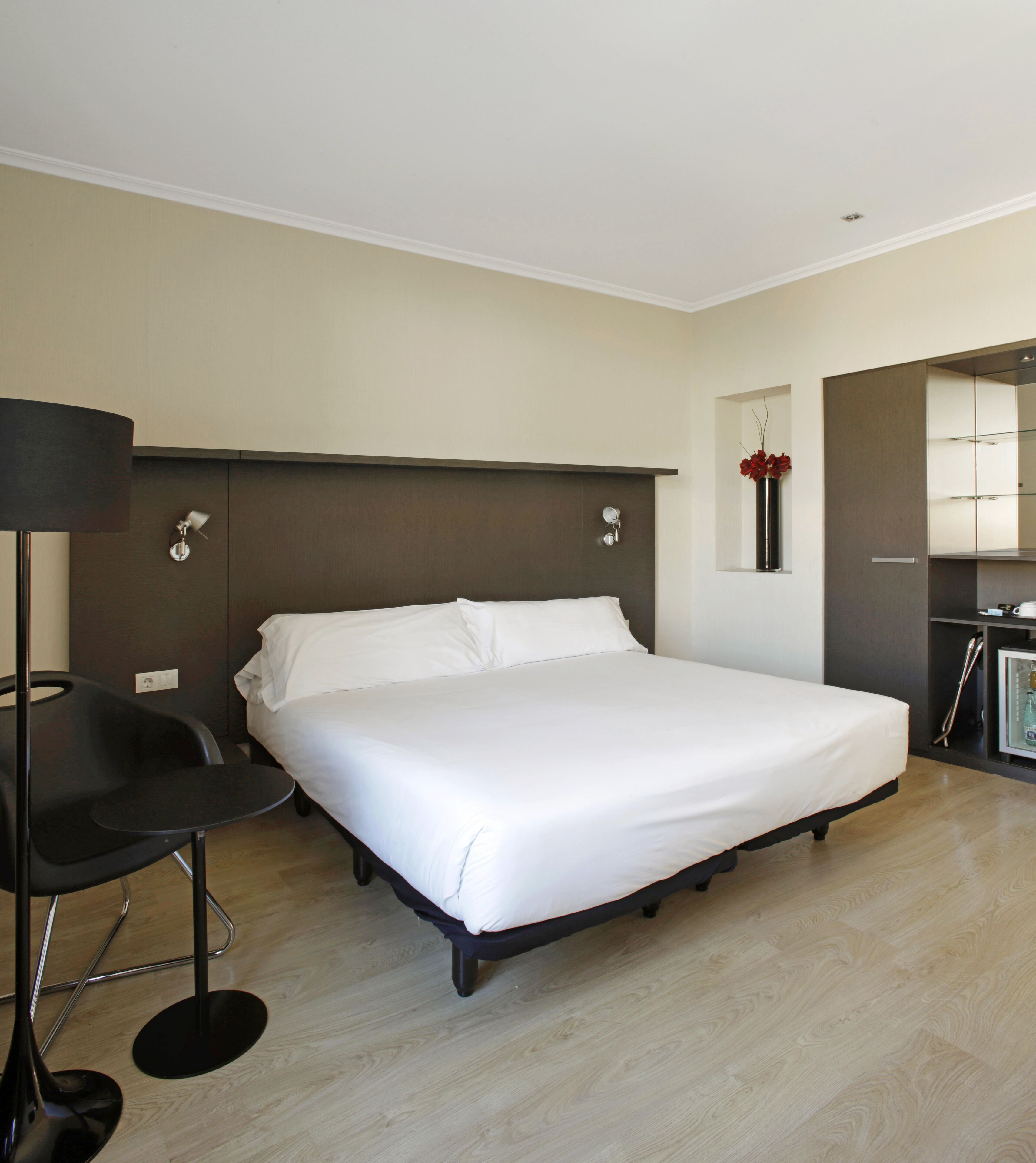 minibar, in-room safe, desk, laptop workspace