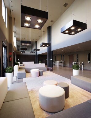 Een 30-inch lcd-televisie met kabelzenders en televisie