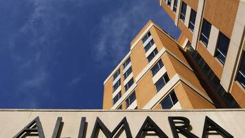 Un edificio con el nombre 'ALIMARA' bien visible en un cartel.