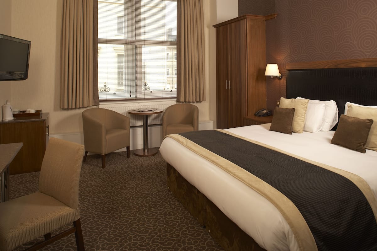 hypo-allergenic bedding, desk, iron/ironing board, free wifi