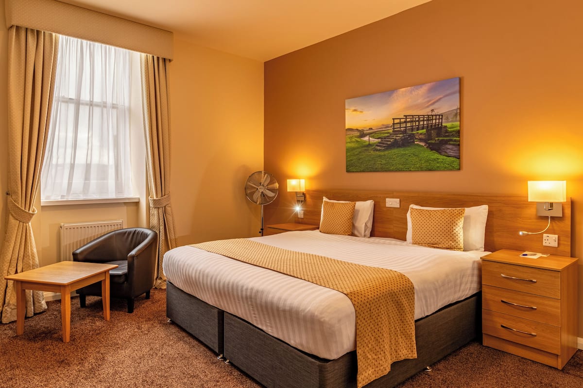 Standard Room, 1 Double Bed, Non Smoking | 低刺激性寝具、デスク、アイロン / アイロン台、WiFi (無料)