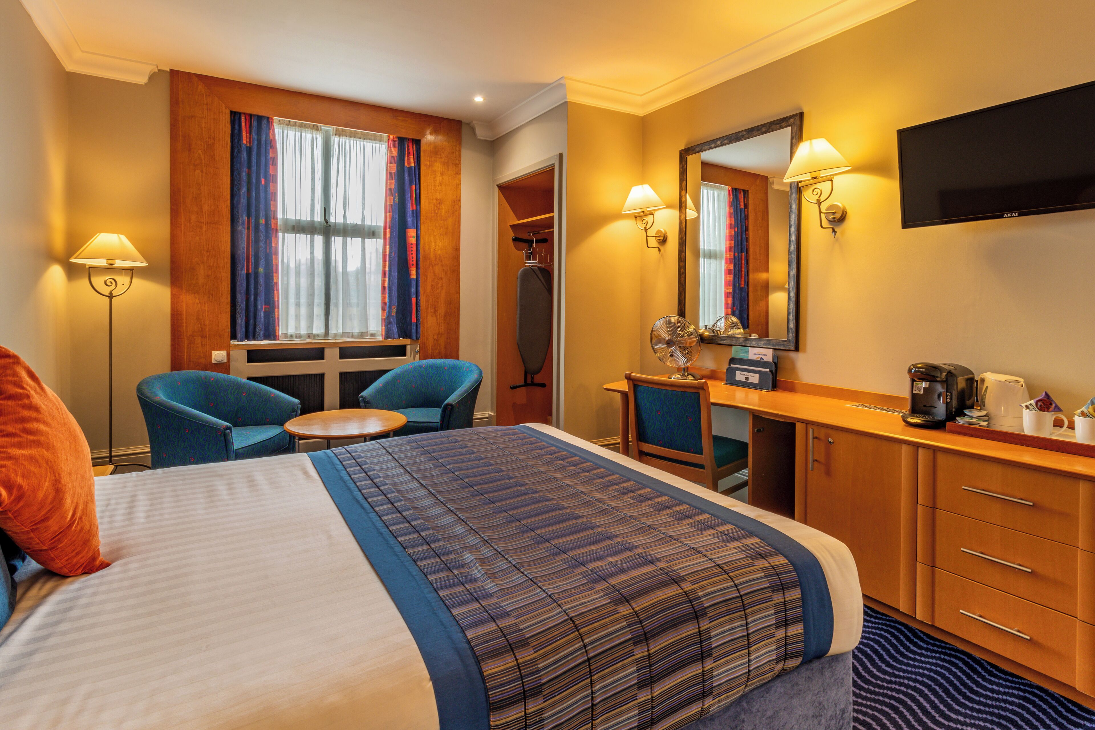 executive room, 1 double bed, non smoking | hypo-allergenic bedding, desk, iron/ironing board, free wifi