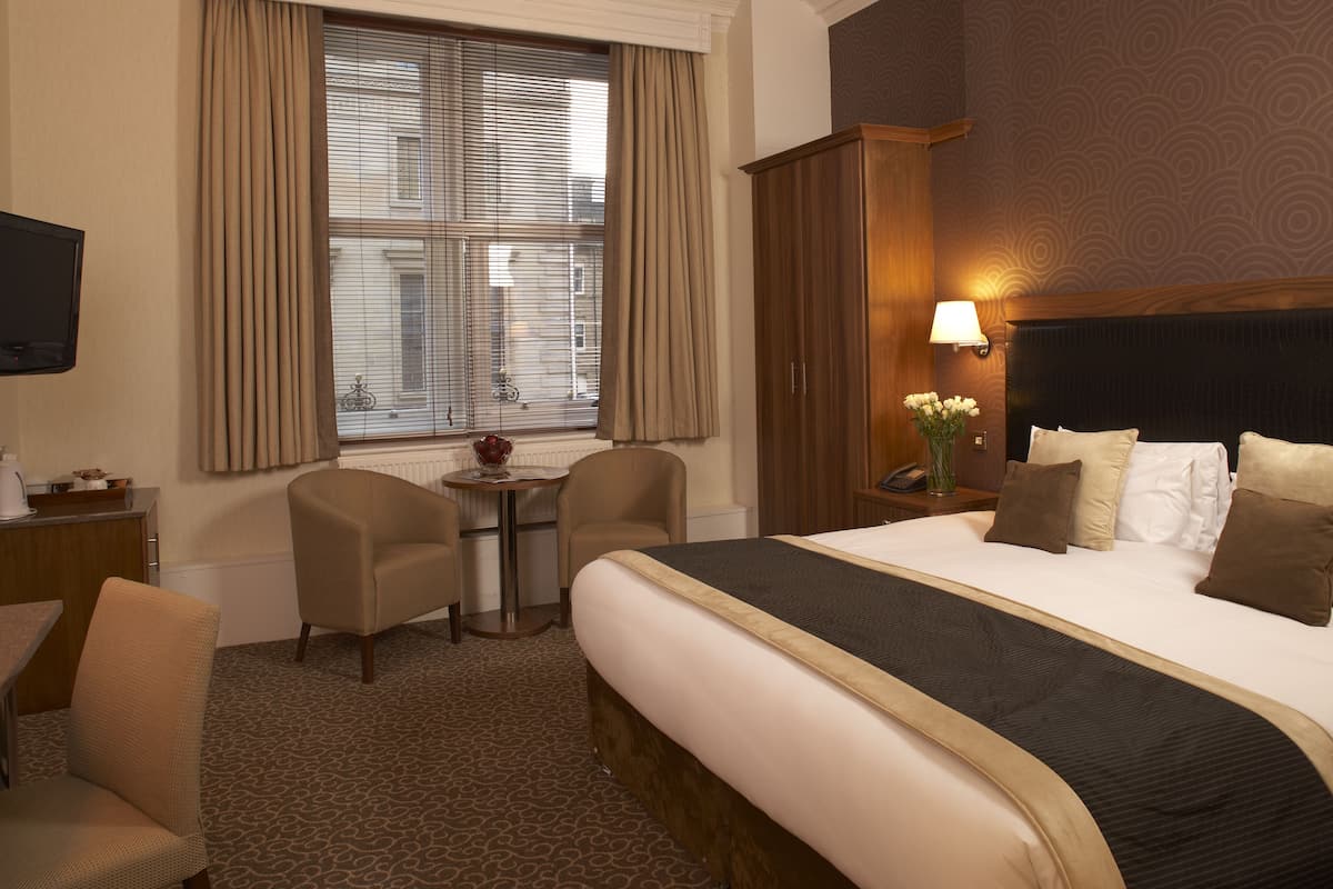 Hypo-allergenic bedding, desk, iron/ironing board, free WiFi