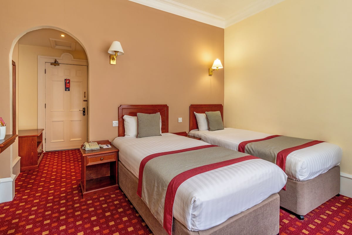 Standard Room, 2 Single Beds, Non Smoking | 低刺激性寝具、デスク、アイロン / アイロン台、WiFi (無料)