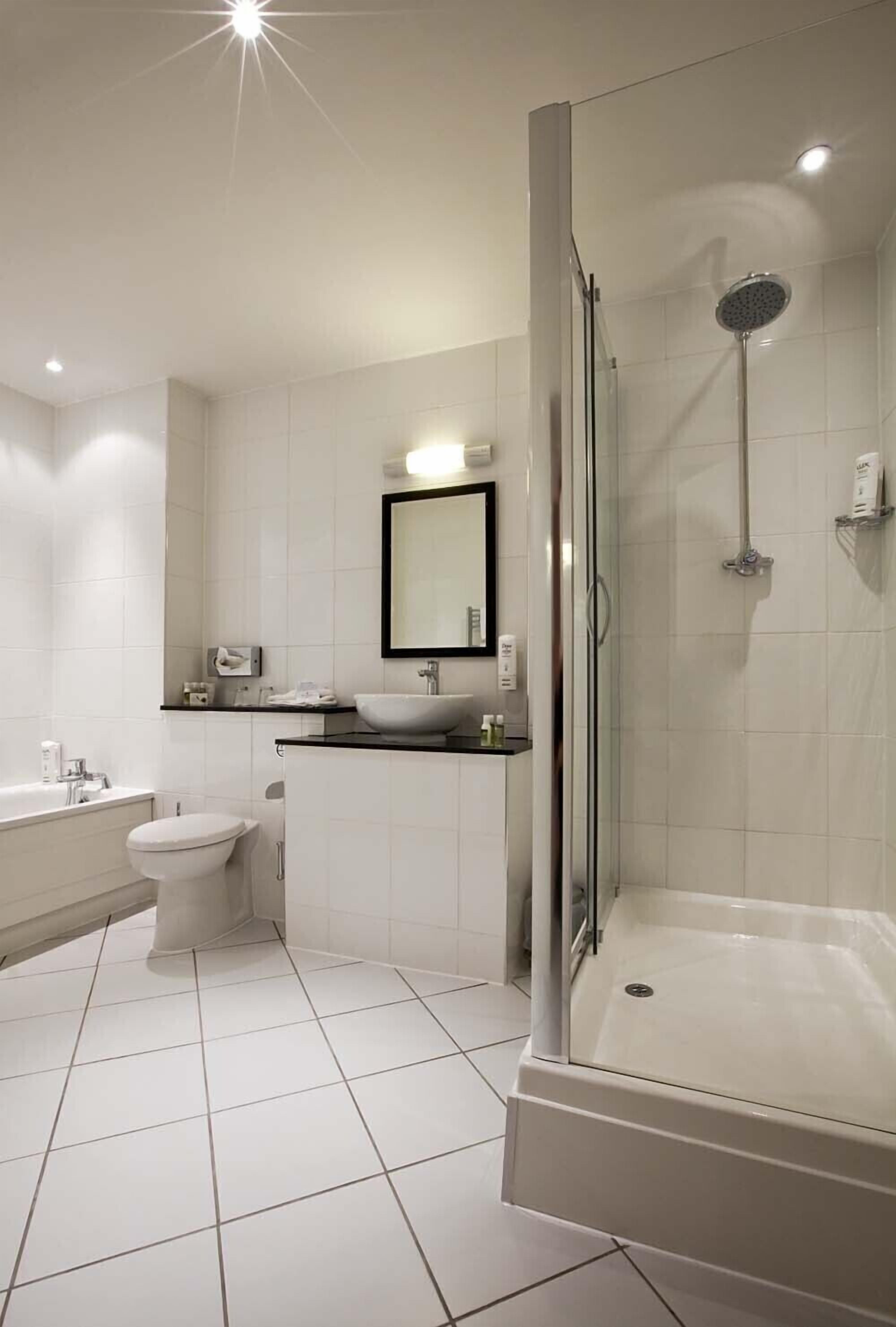 combined shower/bathtub, free toiletries, hair dryer, towels