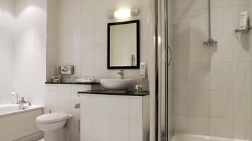 Combined shower/bathtub, free toiletries, hair dryer, towels