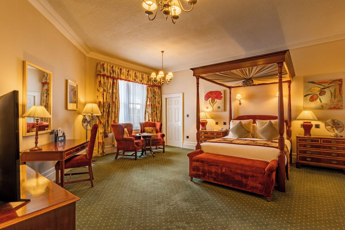 Executive Room, 1 Double Bed, Non Smoking | Literie hypoallergénique, bureau, fer et planche à repasser