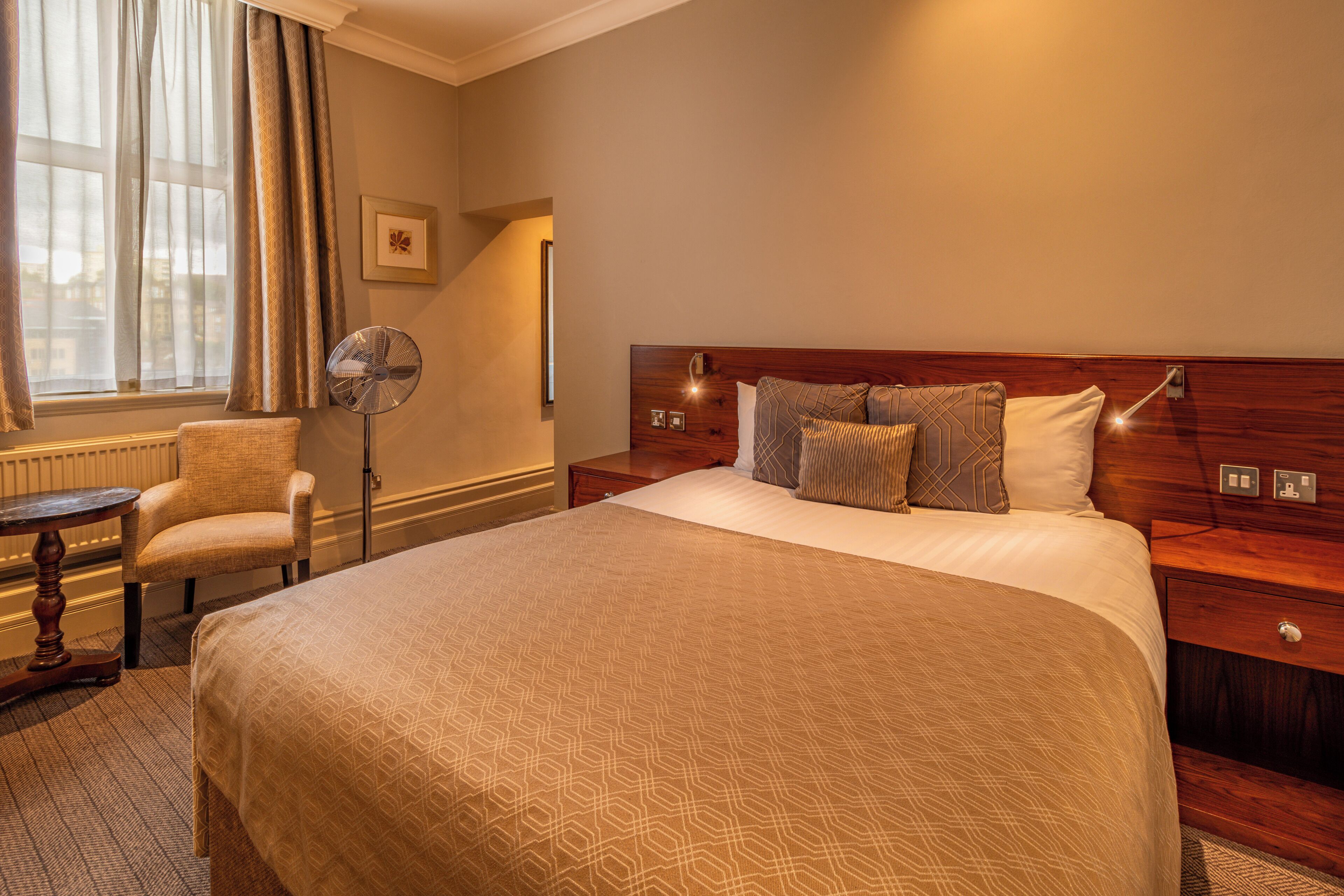 executive room, 1 double bed, non smoking | hypo-allergenic bedding, desk, iron/ironing board, free wifi