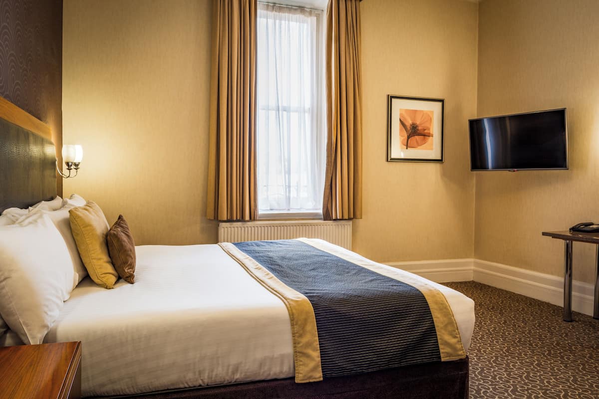 Standard Room, 1 Double Bed, Non Smoking | 低刺激性寝具、デスク、アイロン / アイロン台、WiFi (無料)