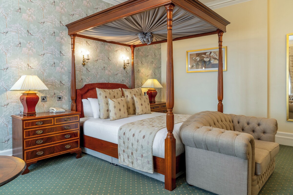 Junior Suite | Desk, iron/ironing board, free WiFi, bed sheets