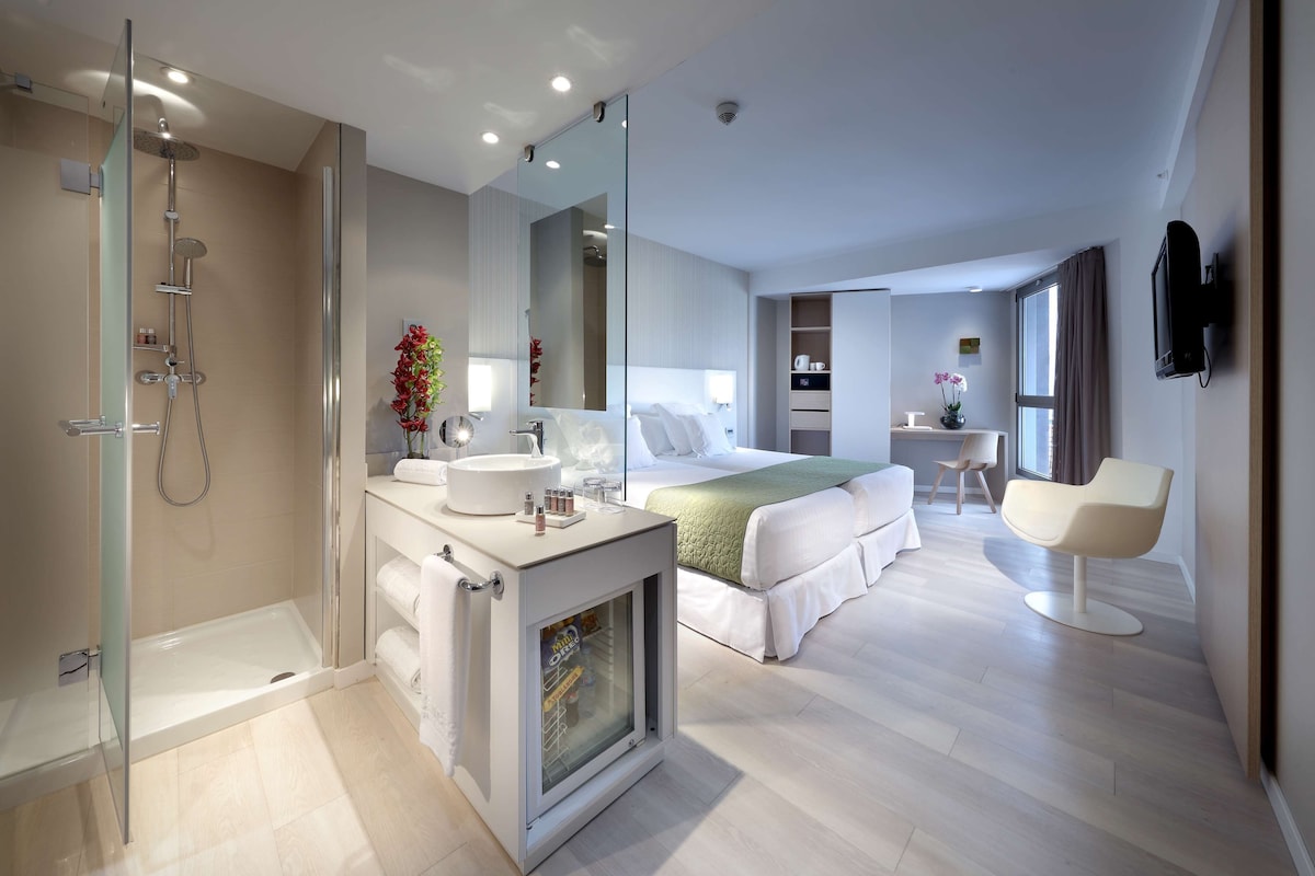 Premium bedding, down comforters, minibar, in-room safe
