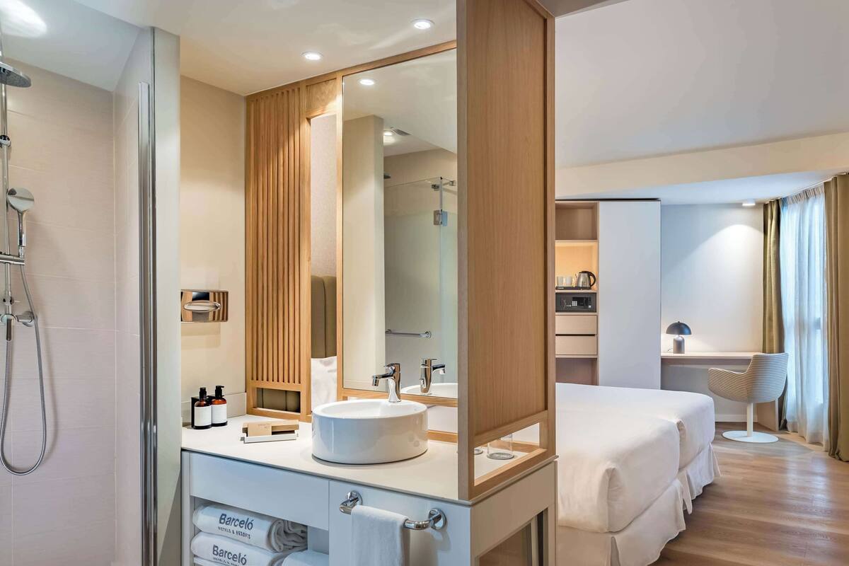 premium bedding, down duvets, minibar, in-room safe