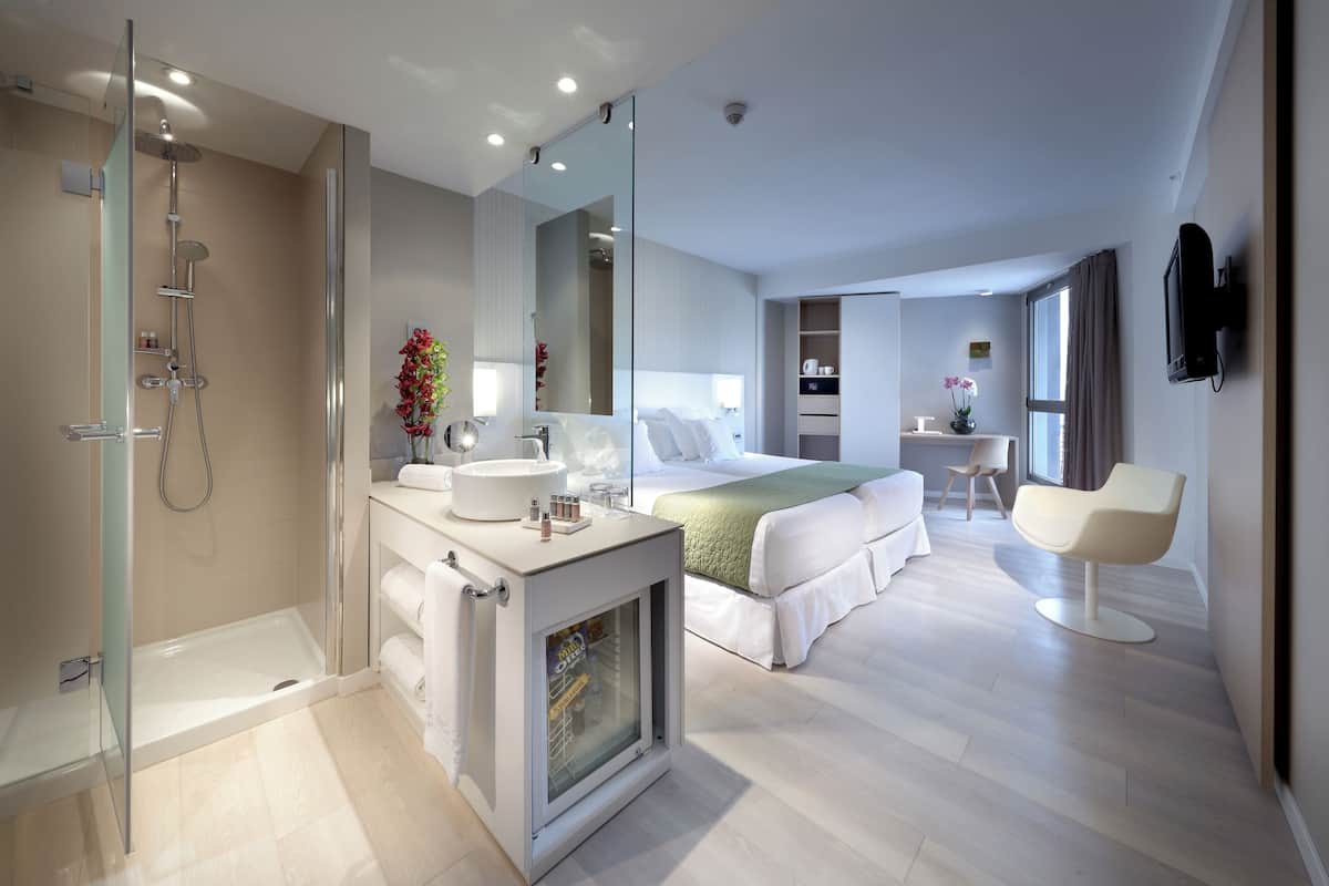 Ropa de cama de alta calidad, cubrecamas y minibar