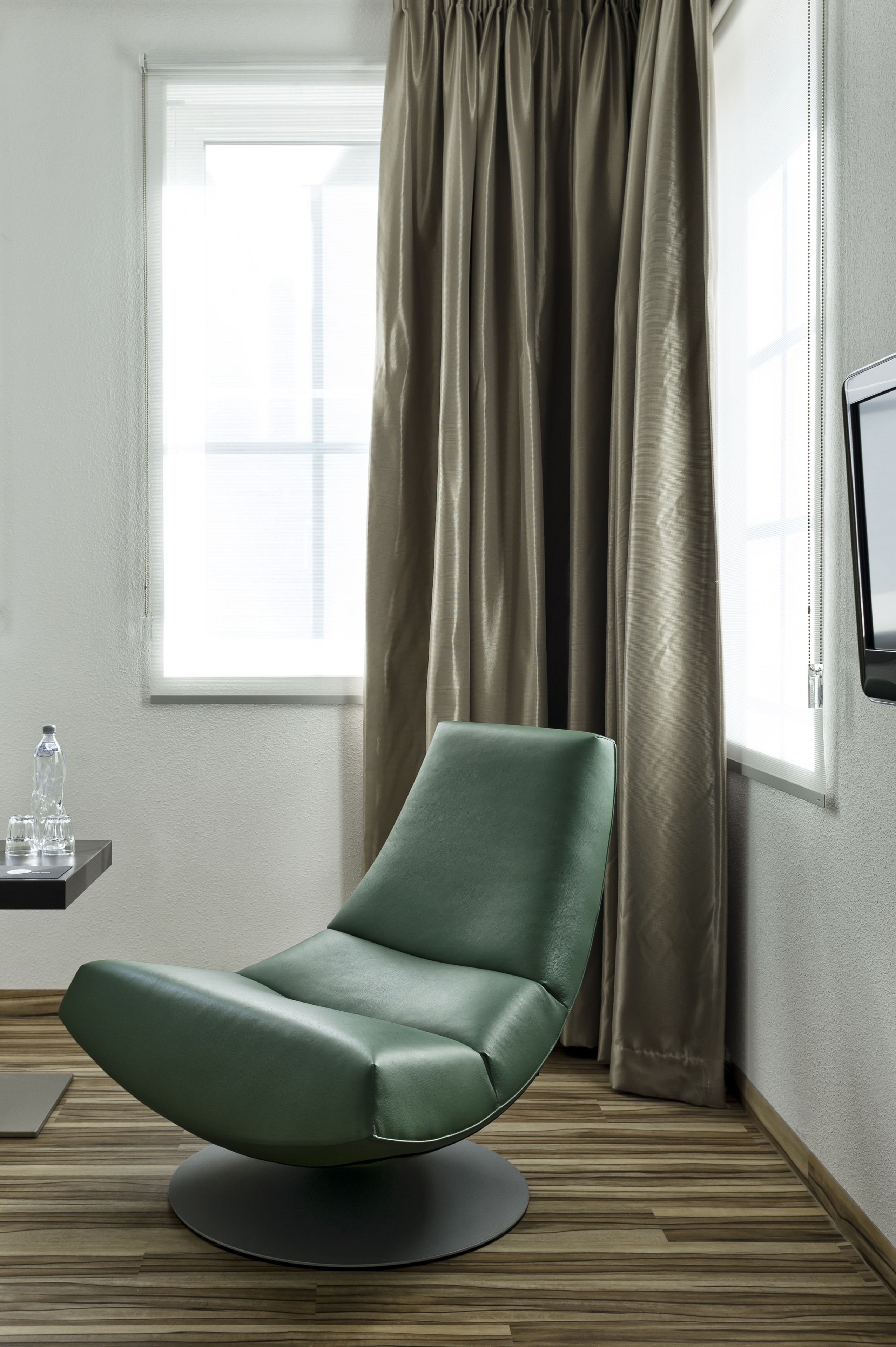 factory design room | living area | flat-screen tv, netflix, hulu, pay films