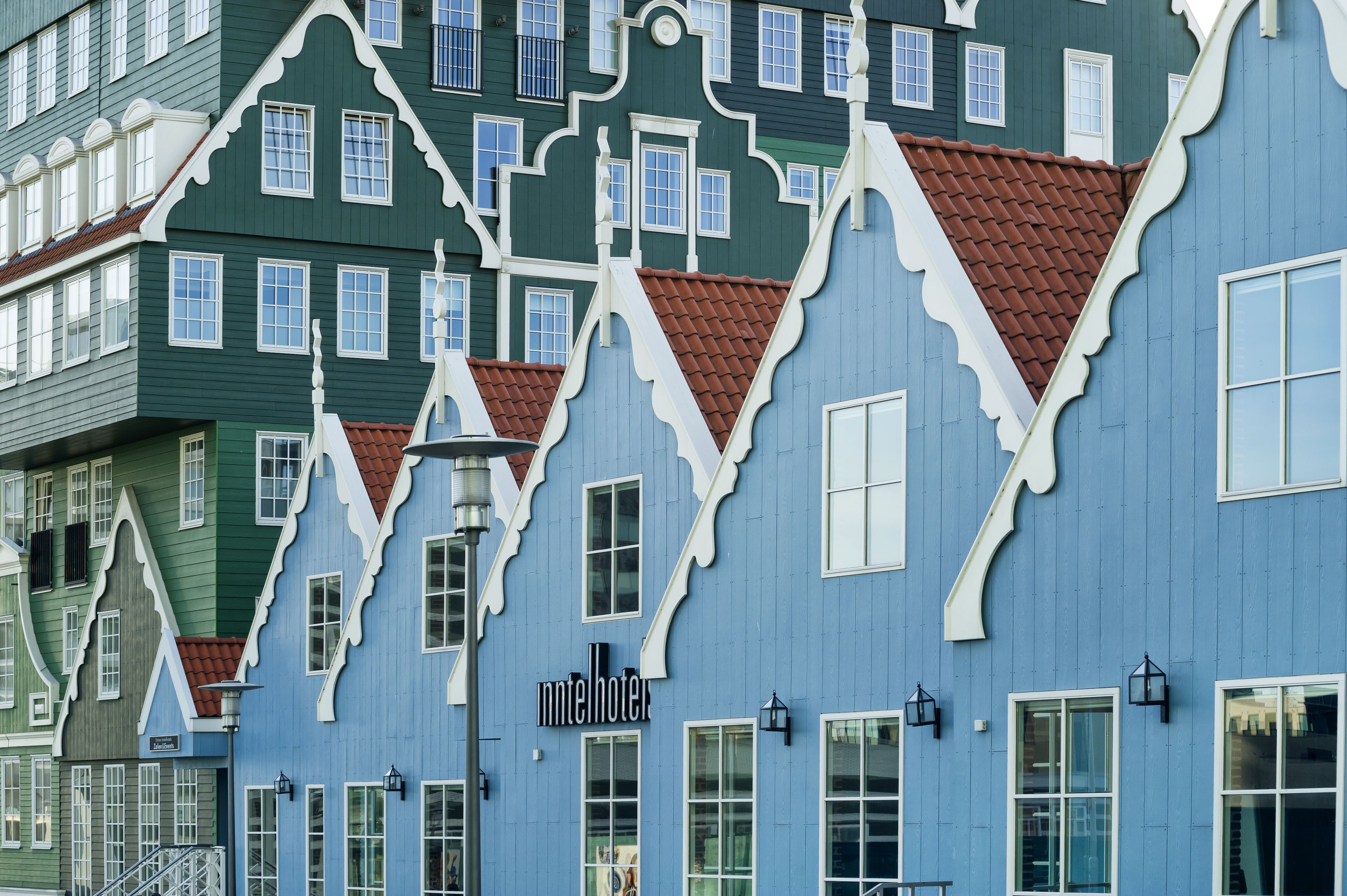 Um edifício com estilo arquitetônico marcante, com várias janelas e uma placa com a inscrição 