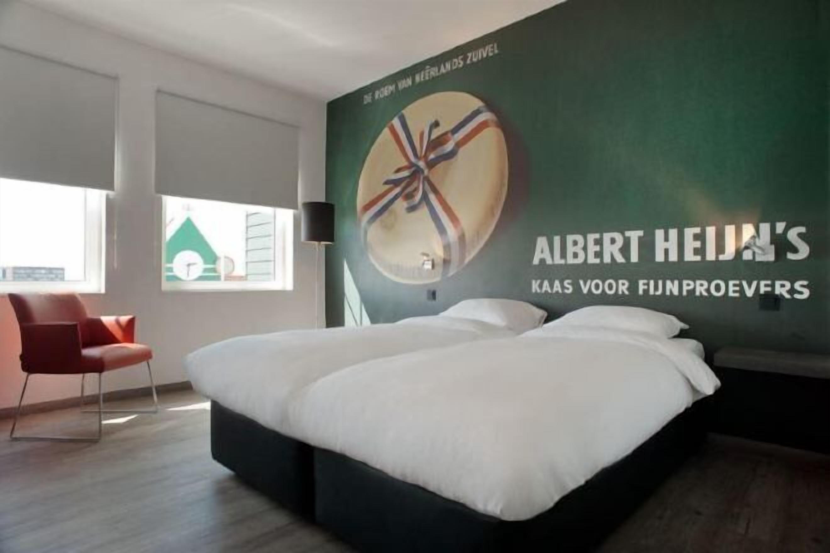 Duntäcken, värdeförvaringsskåp på rummet och skrivbord